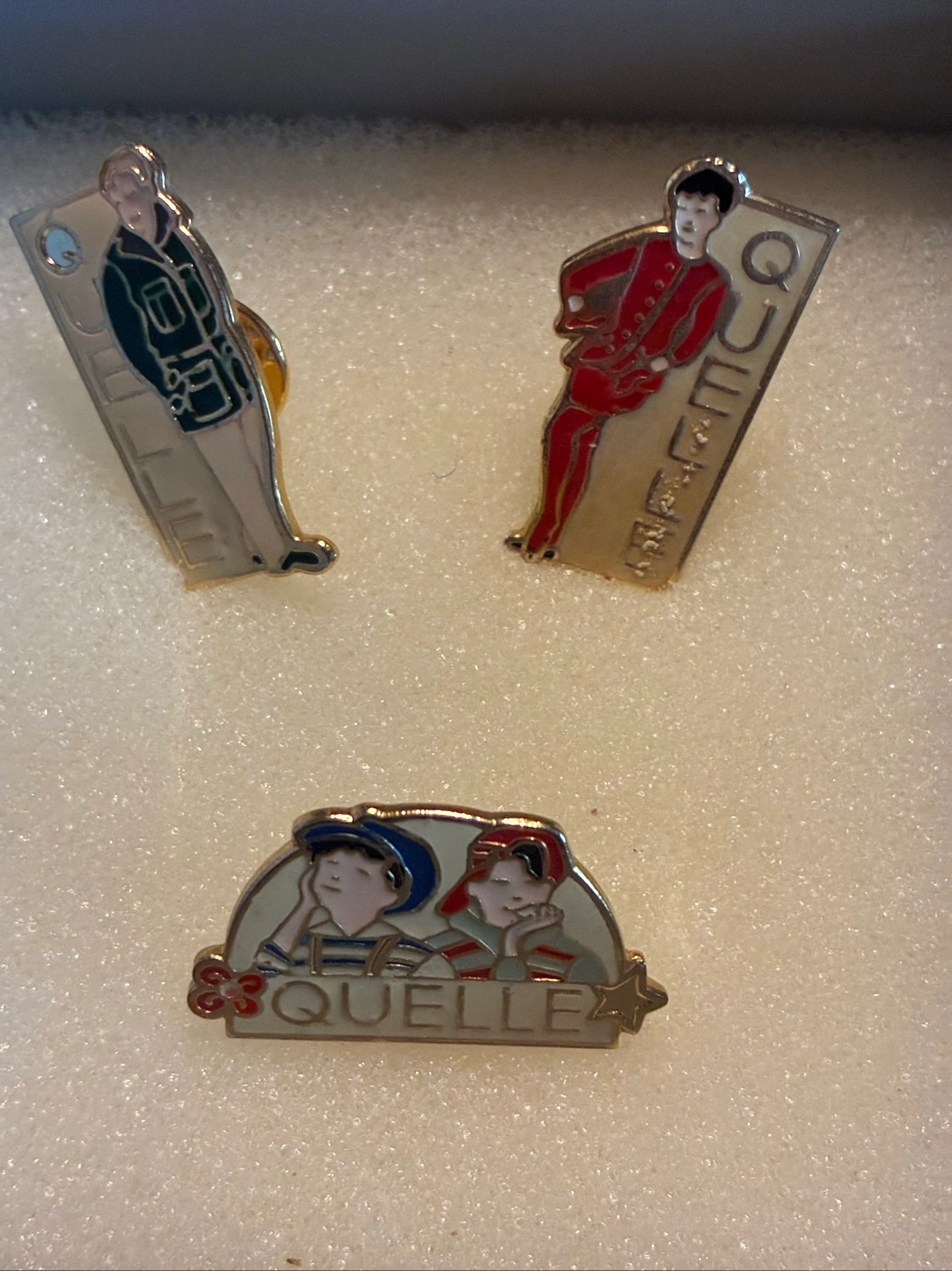 Lot de pins vintage Quelle